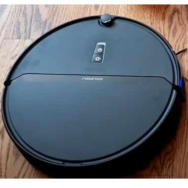 Robot vacuum cleaner with gyroscope